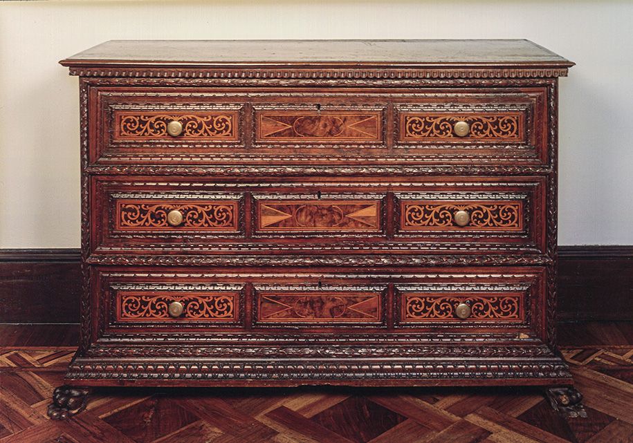 Carved and inlaid chest of drawers 